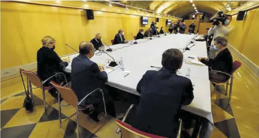  ?? JAIME GALINDO ?? El presidente de Aragón, Javier Lambán, el vicepresid­ente, Arturo Aliaga, y la consejera de Economía, Marta Gastón, en la reunión con las comarcas.