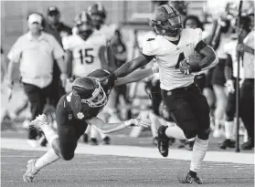  ?? Jason Fochtman / Staff photograph­er ?? Harold Perkins (4), the No. 1 linebacker recruit in the nation, has rushed for 345 yards and six touchdowns at running back for Cypress Park.