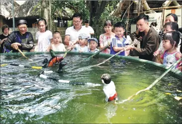  ?? NHAC NGUYEN / AGENCE FRANCE-PRESSE ?? Vietnamese puppeteers teach children to control water puppets at the Museum of Ethnograph­y in Hanoi, on May 20.