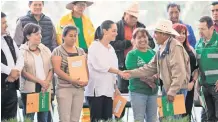  ??  ?? La jefa de Gobierno, Claudia Sheinbaum, anunció el cambio de cromática de las patrullas al concluir la entrega de apoyos en Xochimilco.