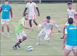  ?? XCA ?? Lucas Mancinelli y Nicolás Dávila durante el trabajo con balón que realizó el profesor Luis García desde el primer día de la pretempora­da.