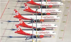  ?? FOTO: DPA ?? Flugzeuge von Air Berlin auf dem Rollfeld. Hauptaktio­när Etihad hat sich mit Tuifly nicht auf eine Fusion geeinigt.