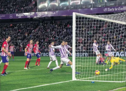  ??  ?? DECISIVO. Griezmann marcó el 2-3 en Valladolid, en el 4º partido del Atlético desde que Costa fue operado. En este tramo, el equipo lleva 10 goles.