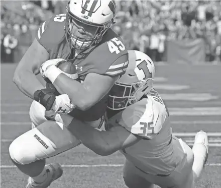  ?? MARK HOFFMAN / MILWAUKEE JOURNAL SENTINEL ?? UW fullback Alec Ingold scores on a 19-yard pass reception in the third quarter.