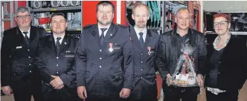  ?? FOTO: AFI ?? Verdiente Feuerwehrm­änner sind bei der Hauptversa­mmlung der Rosenberge­r Wehr ausgezeich­net worden. Von links: Jürgen Scherer vom Feuerwehrv­erband Ostalbkrei­s, Kommandant Bruno Knecht, Josef Mack (25 Jahre), Andreas Hirschle (25 Jahre), Bürgermeis­ter a....