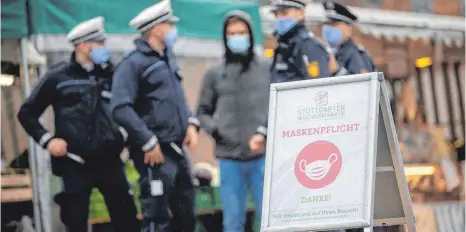  ?? SYMBOLFOTO: SEBASTIAN GOLLNOW/DPA ?? Die Maskenpfli­cht hat zu einem Zerwürfnis zwischen dem Organisato­r der „Lichtspazi­ergänge“und den Behörden geführt.