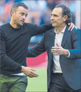  ?? FOTO: PERE PUNTÍ ?? Luis Enrique saluda a Prandelli tras el partido El italiano ha cambiado al Valencia