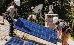  ?? Jessica Christian/The Chronicle ?? New rules could discourage rooftop solar installati­ons in California.