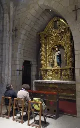  ??  ?? Ci-dessus : À l'intérieur de l'église, un autel rend honneur à saint Jacques, sur le tombeau duquel les fidèles se recueiller­ont s'ils vont au bout du Chemin.