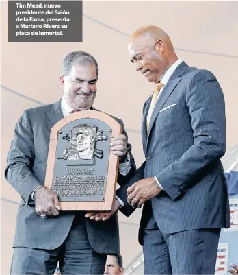  ??  ?? Tim Mead, nuevo presidente del Salón de la Fama, presenta a Mariano Rivera su placa de inmortal.