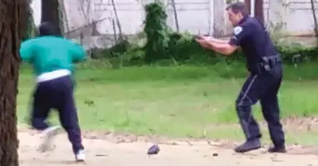  ?? COURTESY OF L. CHRIS STEWART/THE ASSOCIATED PRESS ?? Bystander video shows Patrolman Michael Slager, gun drawn, moments before fatally shooting Walter Scott, who was fleeing from a routine traffic stop.