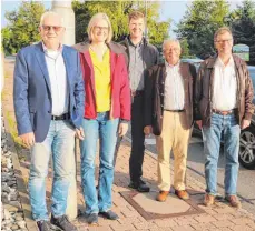  ?? FOTO: SAPO ?? Bernd Saible (von links) und Sandra Merk von der Hagnauer Verkehrsin­itiative arbeiten künftig mit Heiko Mantzsch aus Stetten sowie Dieter Kirchhoff und Heinolf Kielkopf aus Immenstaad zusammen.