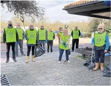  ??  ?? The Rotary Club of Ashford volunteers at the William Harvey Hospital