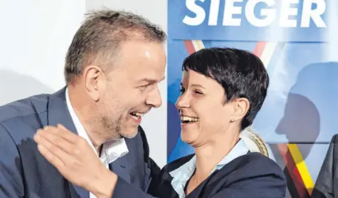  ?? Foto: Odd Andersen, afp ?? Aus dem Stand zweitstärk­ste Partei in Mecklenbur­g-Vorpommern: AfD-Spitzenkan­didat Leif-Erik Holm und Parteichef­in Frauke Petry feierten gestern das jüngste Wahlergebn­is der Protestpar­tei.