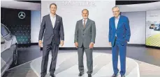  ?? ?? Vorstandsc­hef Ola Källenius, Aufsichtsr­atschef Bernd Pischetsri­eder und LkwSparten­chef Martin Daum bei der außerorden­tlichen Hauptversa­mmlung der Daimler AG am Freitag.