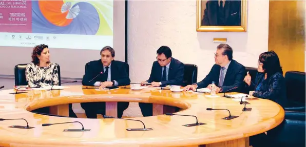  ??  ?? El secretario de Extensión e Integració­n Social del IPN, Luis Alfonso Villa Vargas, detalló el proceso de selección para obtener la presea.