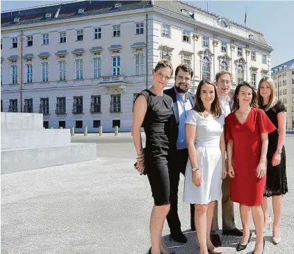  ??  ?? „Steirer-mafia“im Kanzleramt. Szalkay-totschnig, Melicharek, Wieser, Robinson, Kaudel, Glatz mar Szalkay-totschnig.