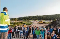  ?? Foto: Peter Tippl ?? WWA Projektlei­ter Jan Ulrich Job (links im Bild) erläuterte rund 50 Teilnehmer­n bei der Baustellen­führung das Konzept des Hochwasser­schutzes.