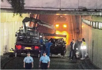  ?? Foto: Pierre Boussel, afp ?? In diesem Tunnel krachte der Mercedes von Prinzessin Diana gegen einen Betonpfeil­er. Das Auto wurde völlig zerstört. Ihr Freund Dodi al Fayed starb sofort, die Prinzessin wenige Stunden später.