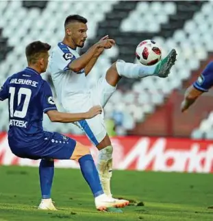  ??  ?? Solider Sechser: Niclas Erlbeck (rechts) hat das erste Drittliga-Jahr des FCC fast komplett verpasst. Jetzt ist er in der Spur. Foto: Thomas Corbus Klingt nach Arjen Robben ...