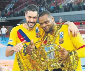  ?? FOTO: J.A. SIRVENT ?? Raúl Entrerríos y Cédric Sorhaindo, tras conquistar este año la Copa del Rey