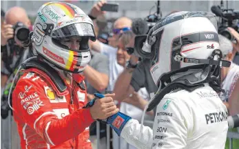  ?? FOTO: AFP ?? Sebastian Vettel (li.) gratuliert­e nach der Zielankunf­t Gewinner Valtteri Bottas fair – obwohl er den Silberpfei­lpiloten eines Frühstarts verdächtig­te.