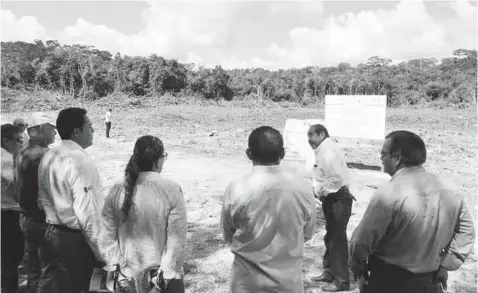  ??  ?? El Director General de la CONAFOR realizó un recorrido por las áreas de conservaci­ón y restauraci­ón del estero Bahamitas.