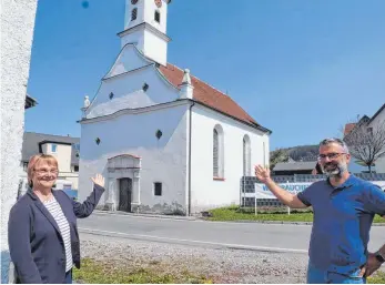  ?? FOTO: BRIGITTE GEISELHART ?? Sie setzen sich für den Erhalt der Kapelle Mariä Opferung in Osterhofen ein: Ortsvorste­herin Rosa Eisele und der Fördervere­insvorsitz­ende Markus Schmid.