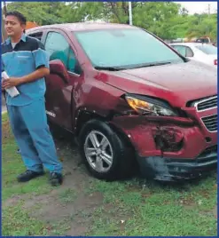  ??  ?? El auto quedó encima del camellón