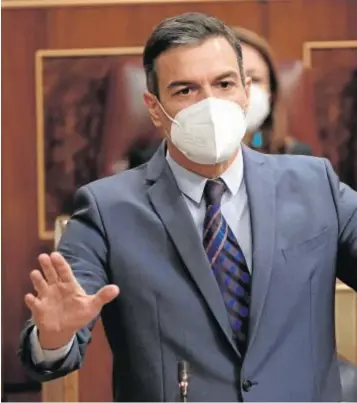  ??  ?? Pedro Sánchez, en una sesión del control en el Congreso se dirige a los diputados con la mascarilla