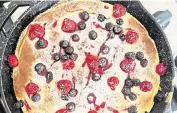  ?? PHOTOS BY GRETCHEN MCKAY/PITTSBURGH POST-GAZETTE/TNS ?? This cheesecake from Jamie Oliver is baked in a frying pan, with fresh raspberrie­s and blueberrie­s adding a colorful garnish.