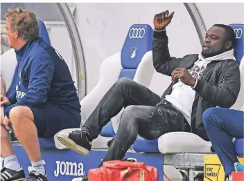  ?? FOTO: JAN HÜBNER/IMAGO ?? Schalkes Gerald Asamoah (r.), Koordinato­r für die Lizenzspie­lerabteilu­ng, reagiert beim Spiel gegen Hoffenheim einmal mehr frustriert und enttäuscht auf den Auftritt der Mannschaft.