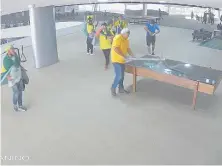  ?? ?? Captura de fotograma de un video del Palacio de Planalto donde se ve cuando partidario­s de Jair Bolsonaro invadían el sitio. AFP