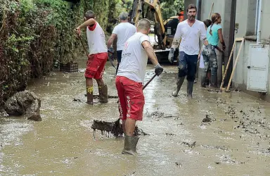  ??  ?? La Protezione Civile di Livorno a lavoro dopo l’alluvione del 2017