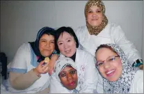  ??  ?? Xu Changzhen, an obstetrici­an and gynecologi­st, makes friends with medical workers in Algeria. She visited the African country four times on medical-aid missions.