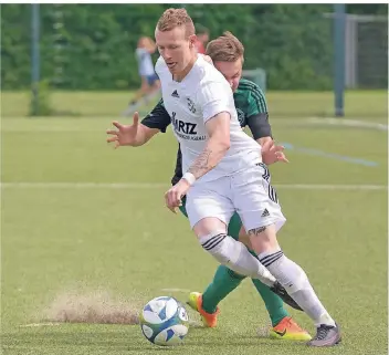  ?? RP-ARCHIVFOTO: SAMLA ?? Dominik Oehlers bejubelte seine Treffer mit dem Trainer-Team der Sportfreun­de.