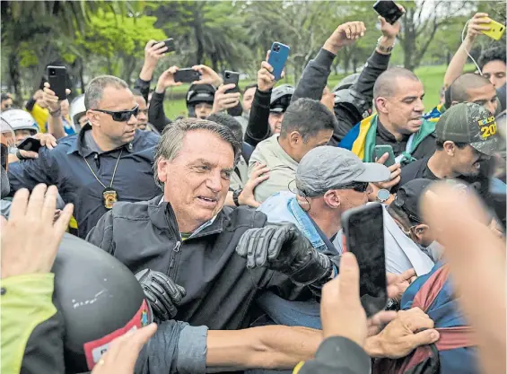  ?? AFP ?? Campaña. El presidente saliente Jair Bolsonaro saluda a sus partidario­s al término de una caravana de motos en San Pablo en octubre pasado.