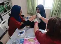  ??  ?? PEMERIKSAA­N kesihatan percuma dari alumni perubatan MSU.