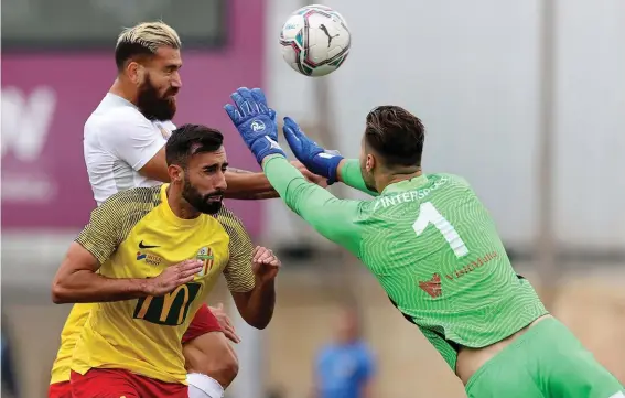  ?? Photo © Domenic Aquilina ?? Gzira United's Maxwell Maia (top left) anticipate­d the onrushing Giacomo Nava (R), goalkeeper of Birkirkara, to open the score for his team.