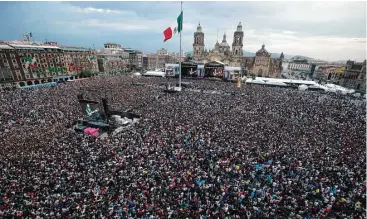  ?? Fotos de Eduardo Verdugo / AP ?? El concierto gratuito Estamos Unidos Mexicanos tuvo lugar el domingo en el Zócalo de la Ciudad de México.