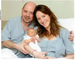  ??  ?? Hace dos años, el empresario teatral y Karina, su mujer, “dieron a luz” a Nicolás, tras siete tratamient­os de fertilizac­ión. Hoy celebran otro “milagroso” embarazo.