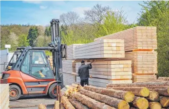  ?? ARCHIVFOTO: IMAGO IMAGES/COUNTRYPIX­EL ?? Der Preis für zugeschnit­tenes Bauholz steigt weiter an. Unternehme­n im Ausland zahlen hohe Preise, weshalb das Holz in der Region mittlerwei­le knapp wird.