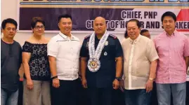  ?? (Freddie G. Lazaro) ?? ILOCOS Sur Gov. Ryan Luis V. Singson (3rd from left) poses with Director General Ronald ‘Bato’ M. dela Rosa, chief of the Philippine National Police, Candon City Mayor Ericson G. Singson (right), and other local officials during the anti-illegal drug...