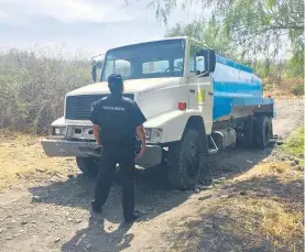  ??  ?? La pipa estaba cargada con 7 mil litros de diésel.