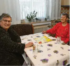 ?? Fotos: Bernhard Weizenegge­r ?? Senioren unterstütz­en Senioren im Landkreis Günzburg: Gabriele Jung (links) aus Burgau spielt regelmäßig mit Margit Strehle.