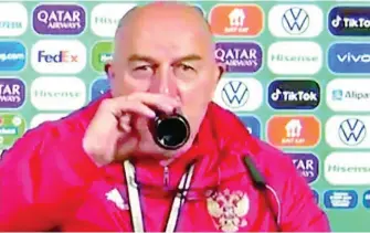  ??  ?? El entrenador ruso, Stanislav Cherchesov, bebiendo una Coca Cola