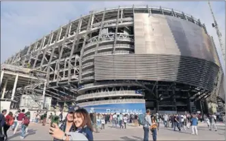  ?? ?? Múltiples aficionado­s se congregan a los pies de un Santiago Bernabéu en obras.