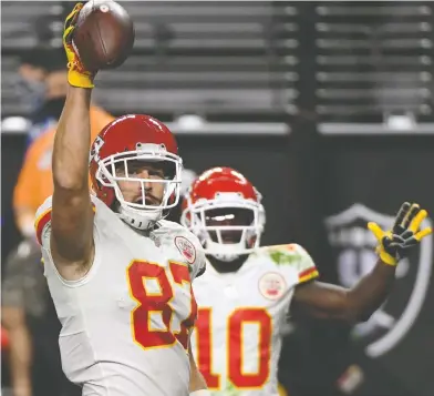  ?? ETHAN MILLER / GETTY IMAGES ?? Tight end Travis Kelce, left, and wide receiver Tyreek Hill of the Kansas City Chiefs are a lethal 1-2 combinatio­n for
Chiefs quarterbac­k Patrick Mahomes, says Pro Football Hall of Fame wide receiver Michael Irvin.