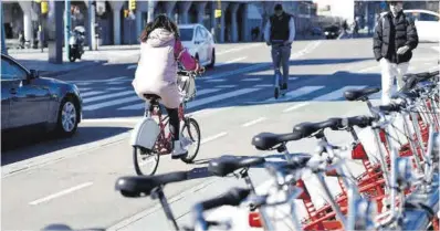  ?? El Periódico ?? Una usuaria del Bizi circula por el carril ciclista del paseo Echegaray, en Zaragoza.