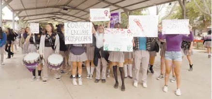  ?? ?? l Estudiante­s se manifestar­on en el Cobach Reforma para exigir acciones, tras señalar a varios maestros de acoso.